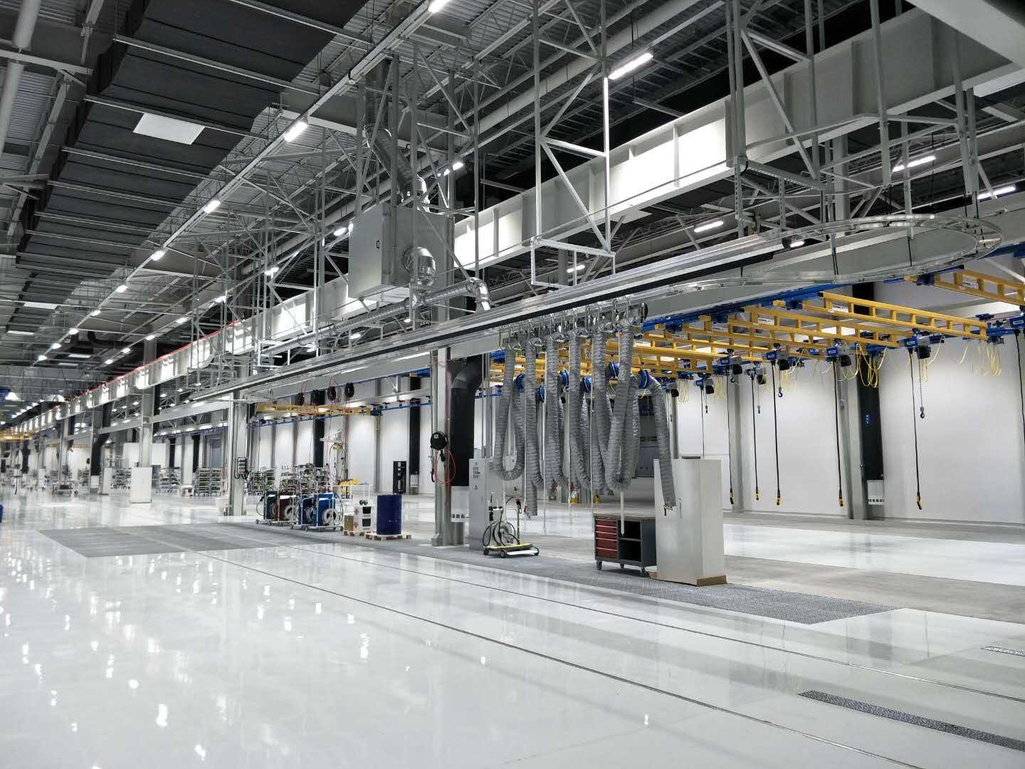 Distribution warehouse with racking